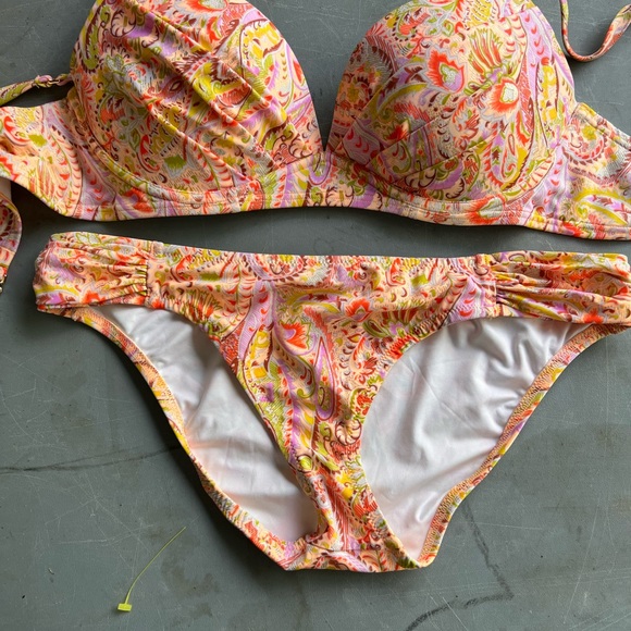 Victoria’s Secret Bikini - Picture 1 of 4